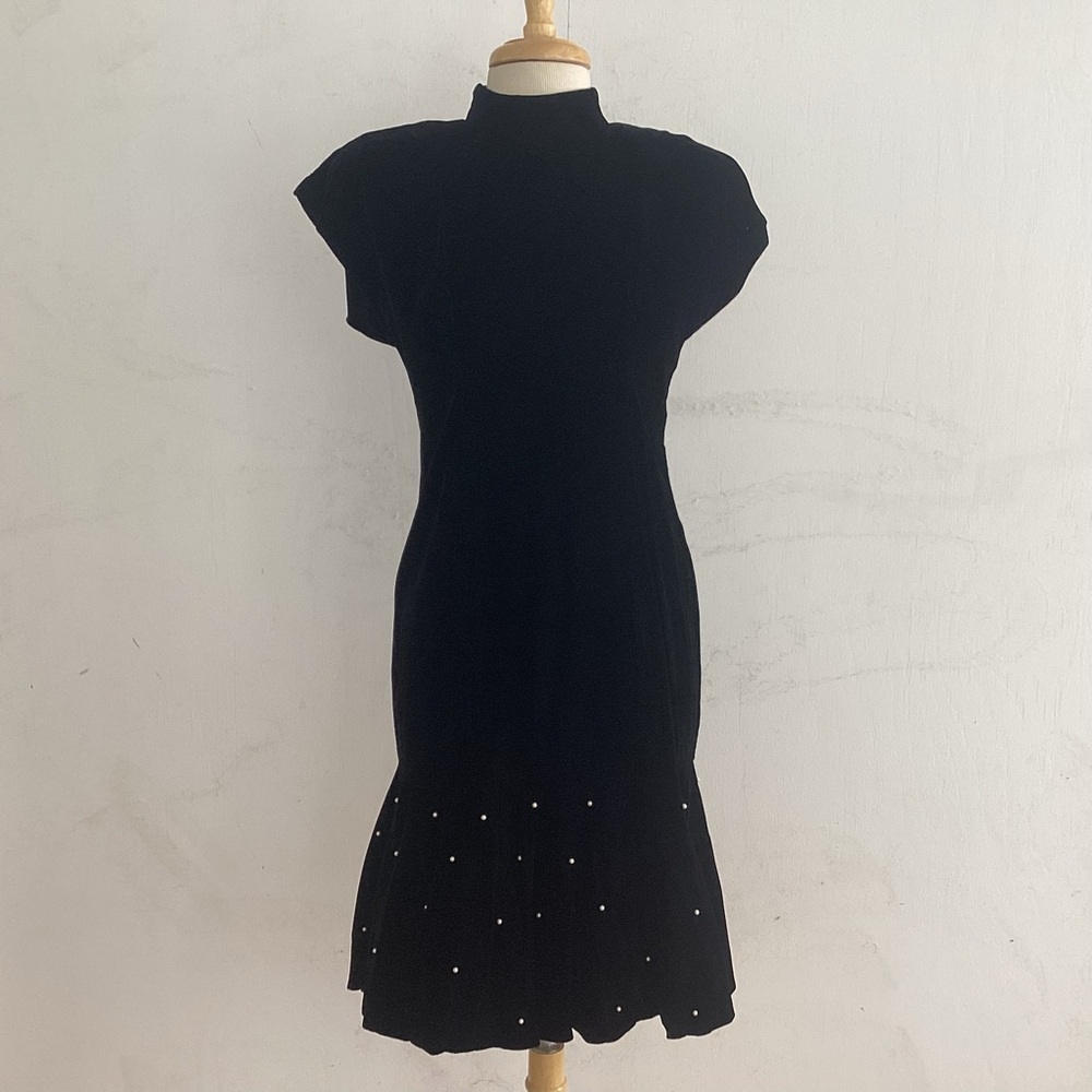 Vintage 80s Black Velvet Taurus Nites Petites Party Dress with pearls size 8.